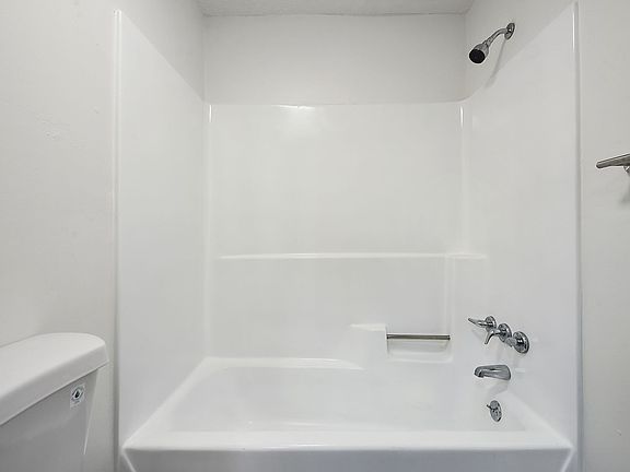 3rd image of 420 Broadway Ave APT 4