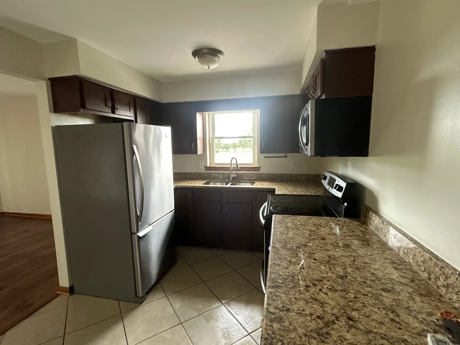 2 bed, $1,300 — Photo 4