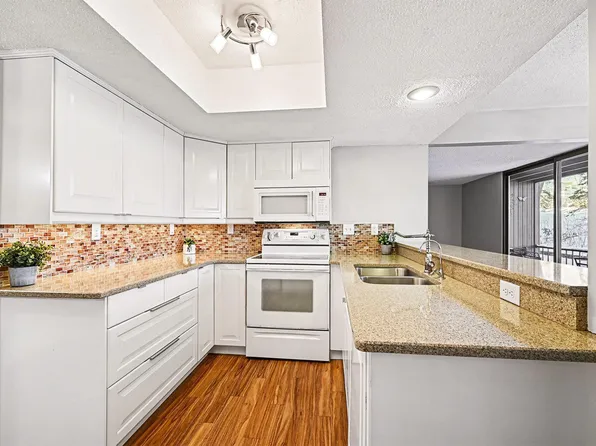 6085 Lincoln Dr APT 122, Edina, MN 55436