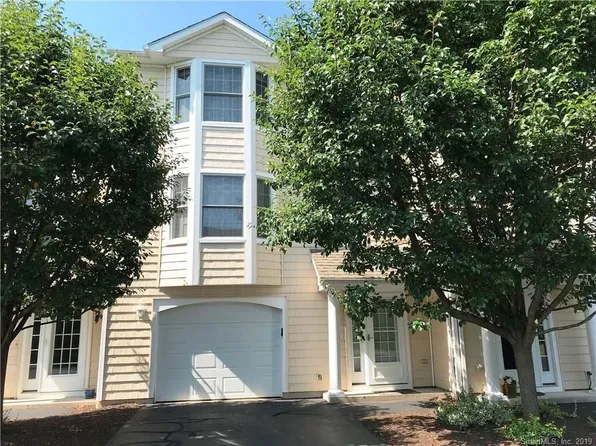 8 Parkwoods Dr, Norwich, CT 06360