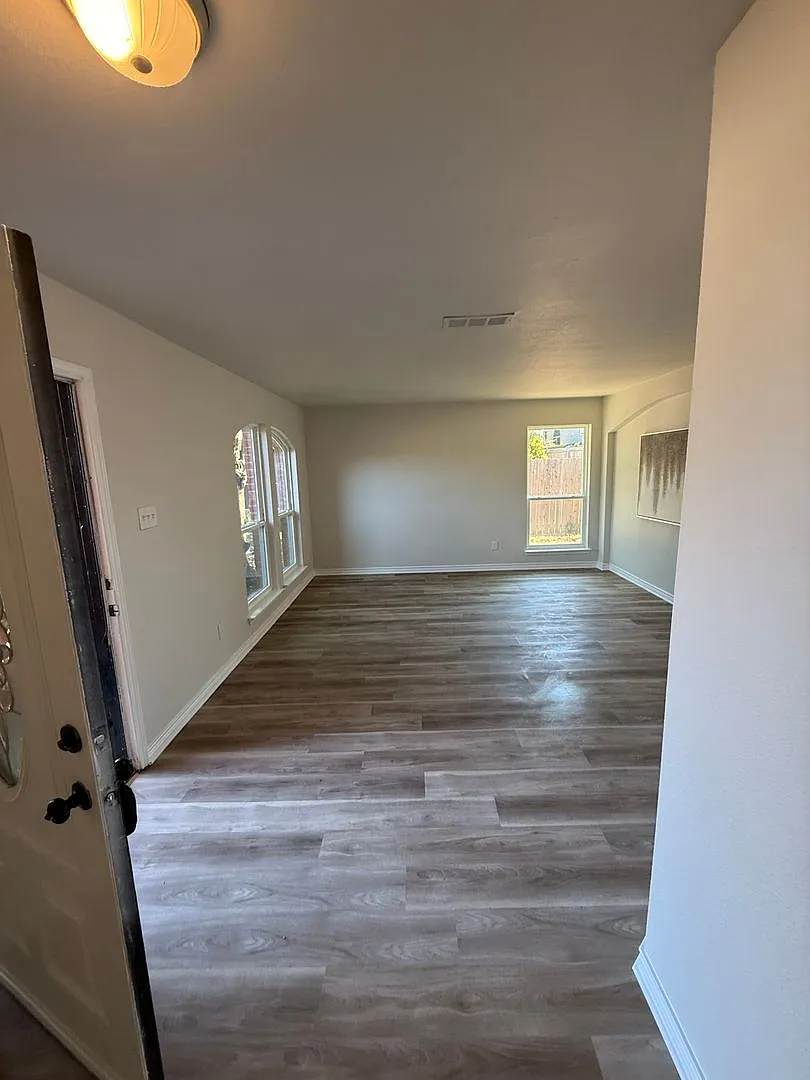 Move In Special $500 Off 1st Full Months Rent Lake Dallas Home!! — Photo 2