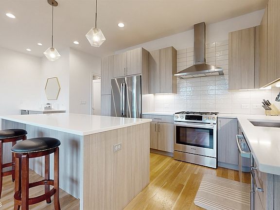 4th image of 4805 N Claremont Ave Unit 402