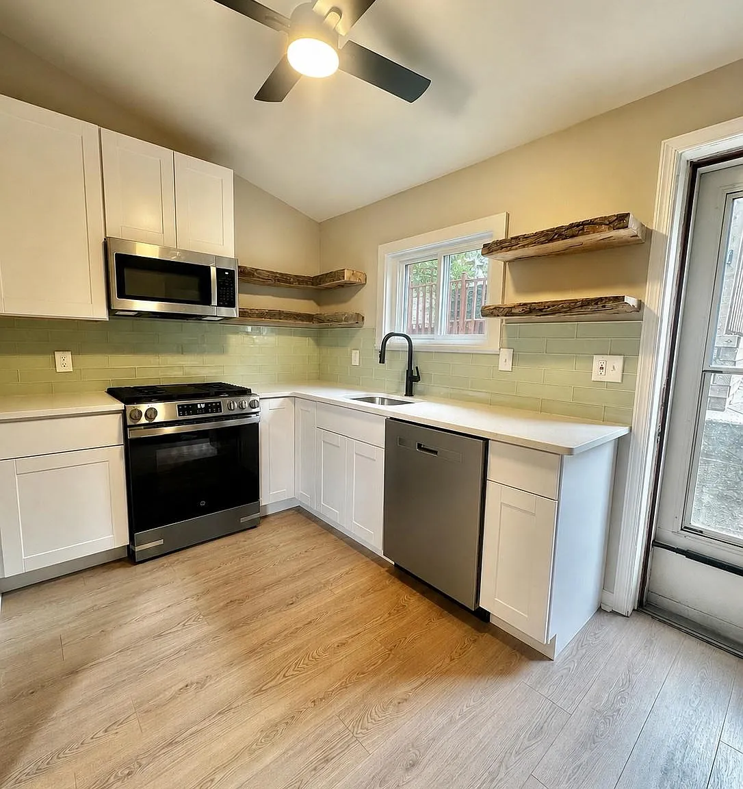 3 bed, 2.5 bath, 1288 sqft, $2,700 — Photo 2