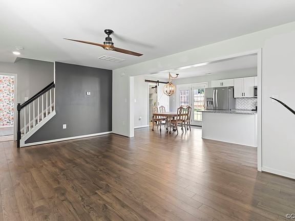 5th image of 400 Evergreen Cir