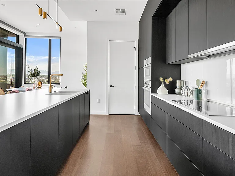 Huge kitchen for 2 cooks or to spread out