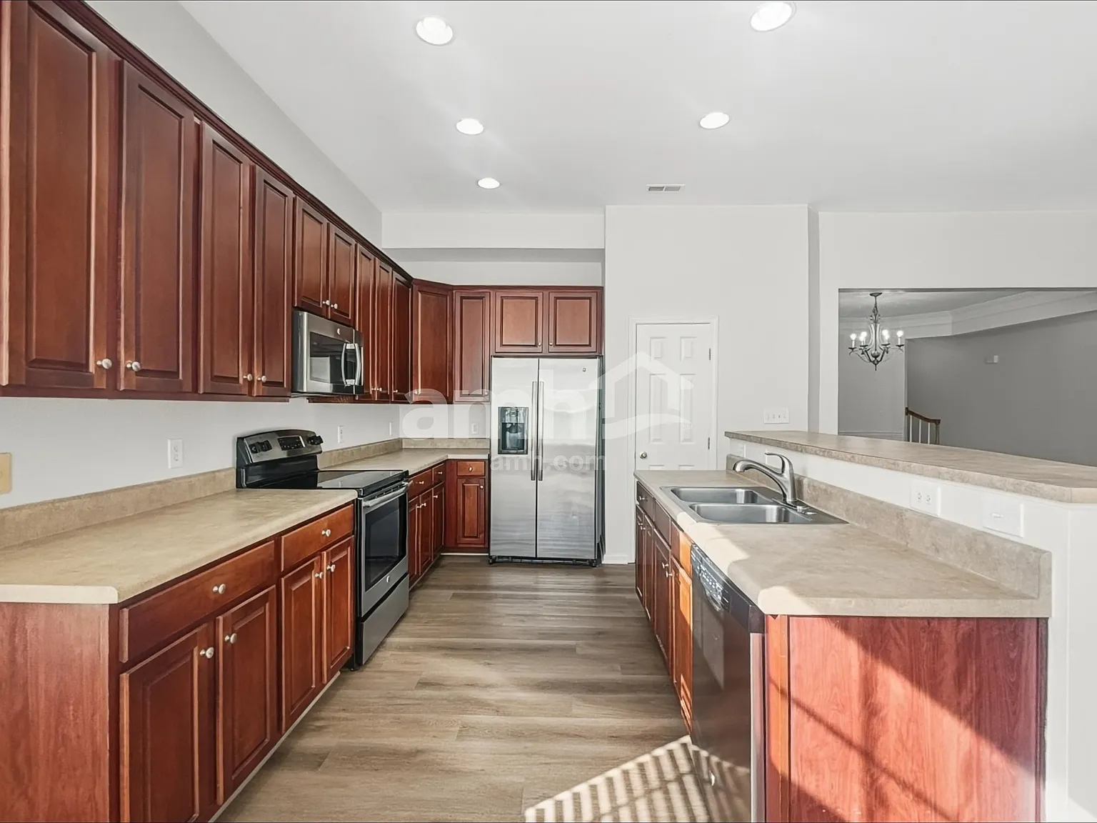 3 bed, 2.0 bath, 2818 sqft, $2,525 — Photo 3