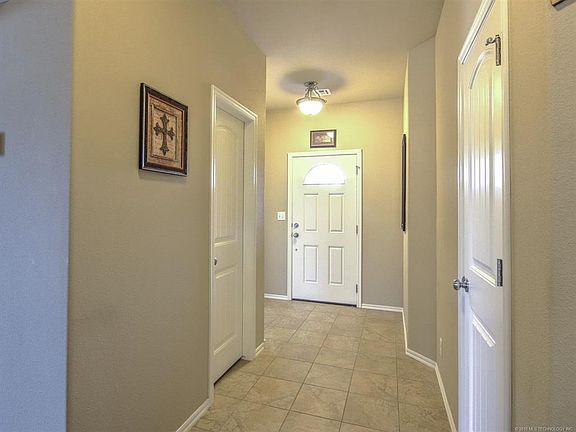 5th image of 1355 W Ross Ave