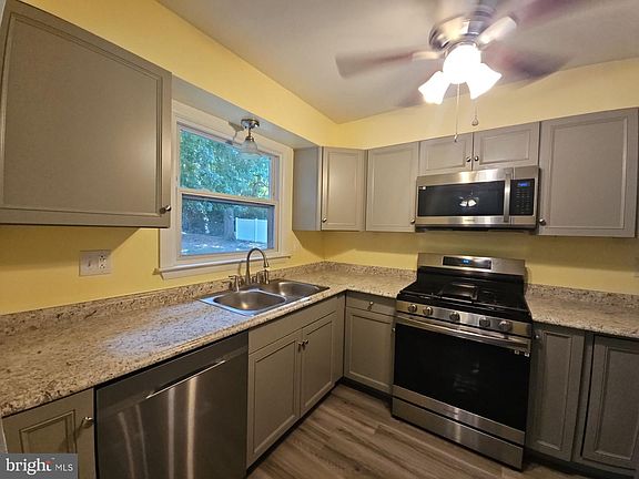 5th image of 41 N Park Dr