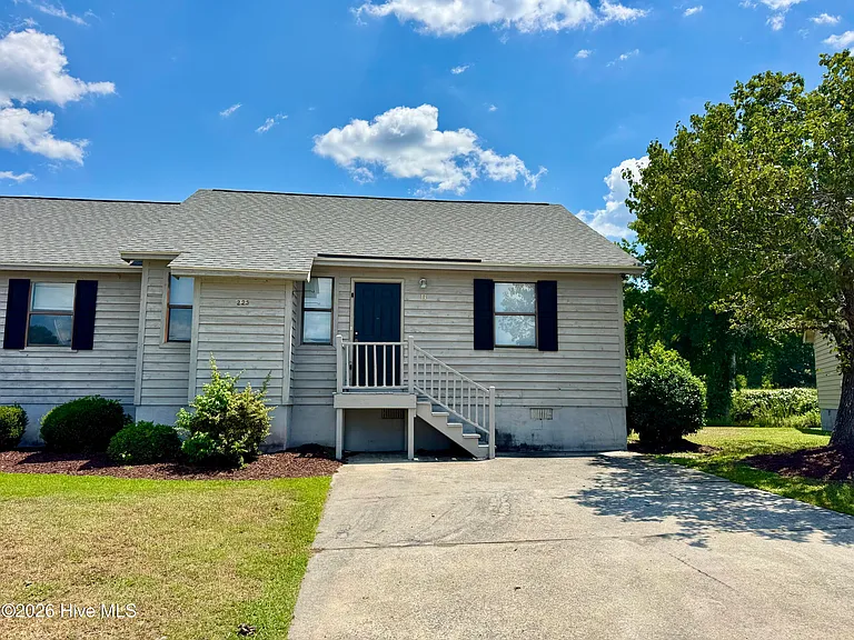 223 Wyndham Cir #B — Photo 1