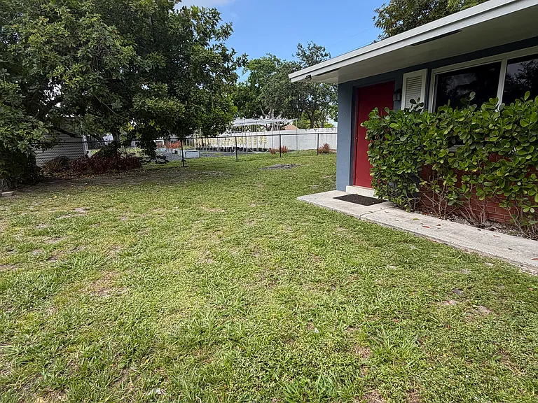 18 SW 10th St #B — Photo 3