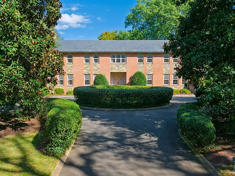 221 Chain Bridge Rd — Photo 3