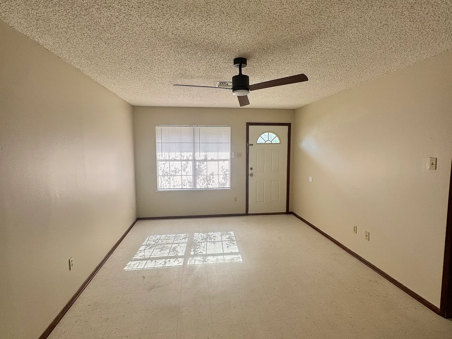 2 bed, 900 sqft, $950 — Photo 3