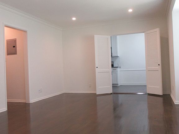 4th image of 905 N Sweetzer Ave APT 4
