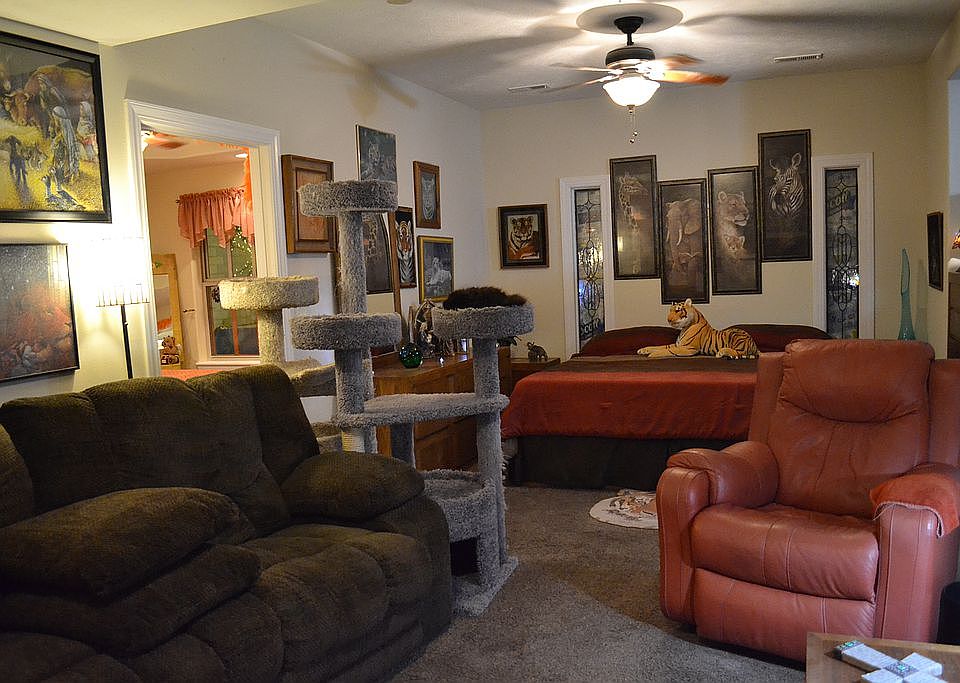 Living room: 11'4"x25'8"