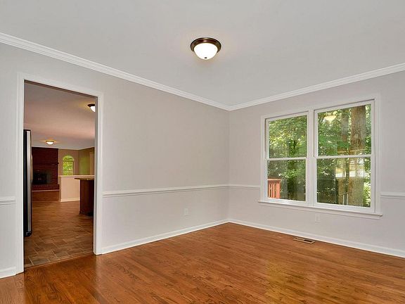 4th image of 4 Mayfair Dr