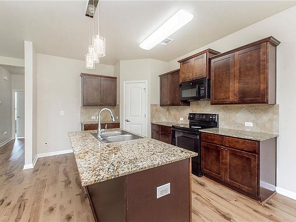 5th image of 16170 Derry St
