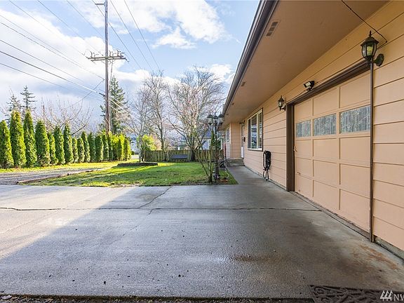 Privacy hedge on road frontage. Extra parking or vehicle turnaround next to driveway.