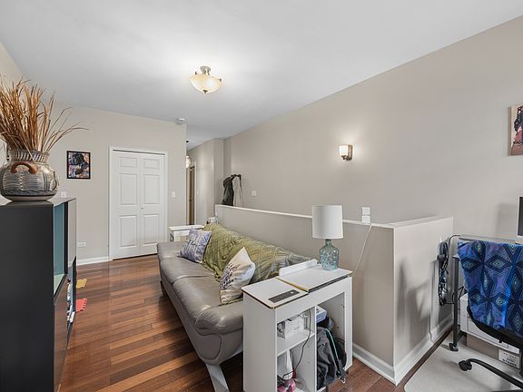 4th image of 4731 S Ingleside Ave #D1