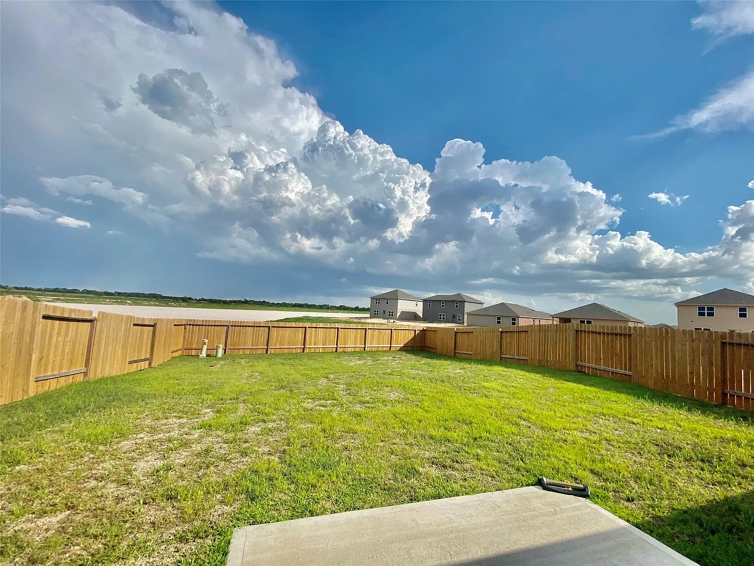 3 bed, 2.0 bath, 1844 sqft, $2,100 — Photo 2