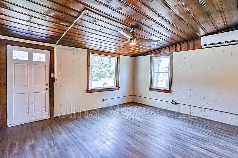 2 bed, 1.0 bath, 728 sqft, $1,249 — Photo 2
