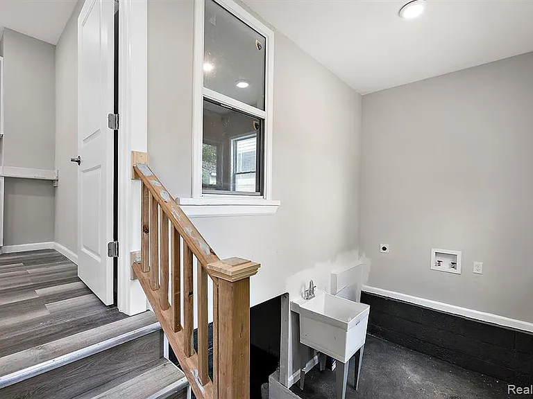 15875 Holmur St — Photo 14