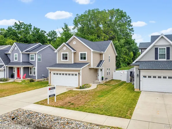 545 S Winding Dr, Waterford, MI 48328