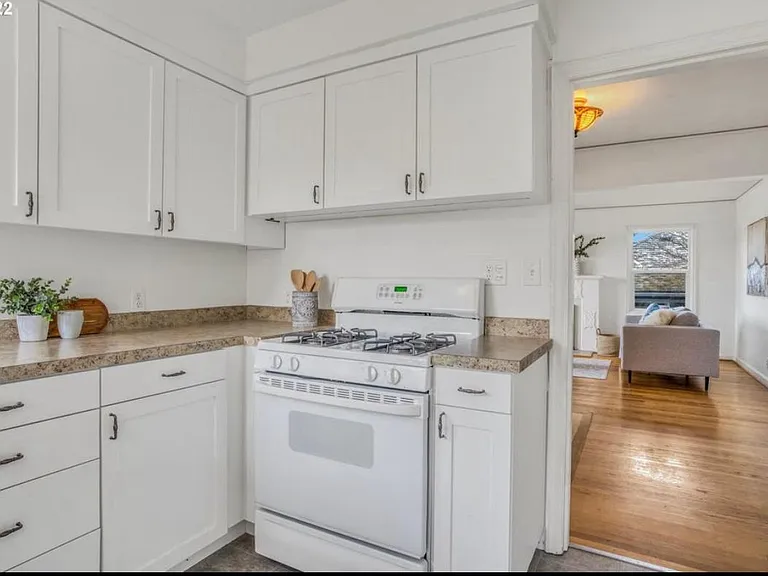 3330 SW Primrose St — Photo 4