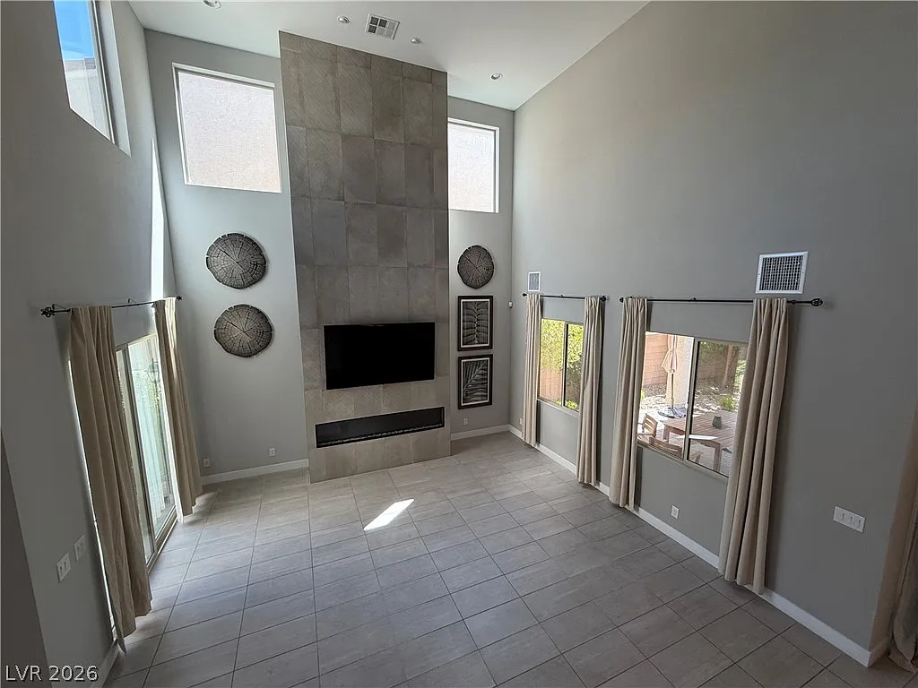 5 bed, 4.0 bath, 3029 sqft, $4,000 — Photo 2