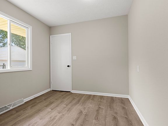 5th image of 2221 Evans Ave