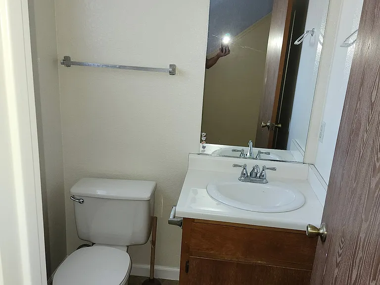 220 S Hutchins St — Photo 2