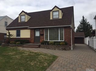 507 Latham Rd, Mineola, NY 11501