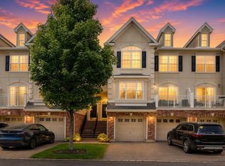 196 Blue Heron Dr #196, Secaucus, NJ 07094