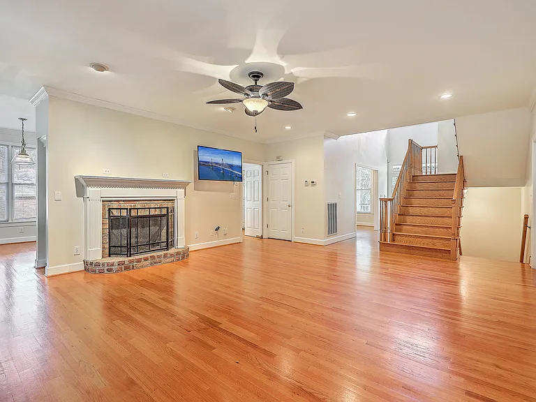 317 Rutherford St — Photo 16
