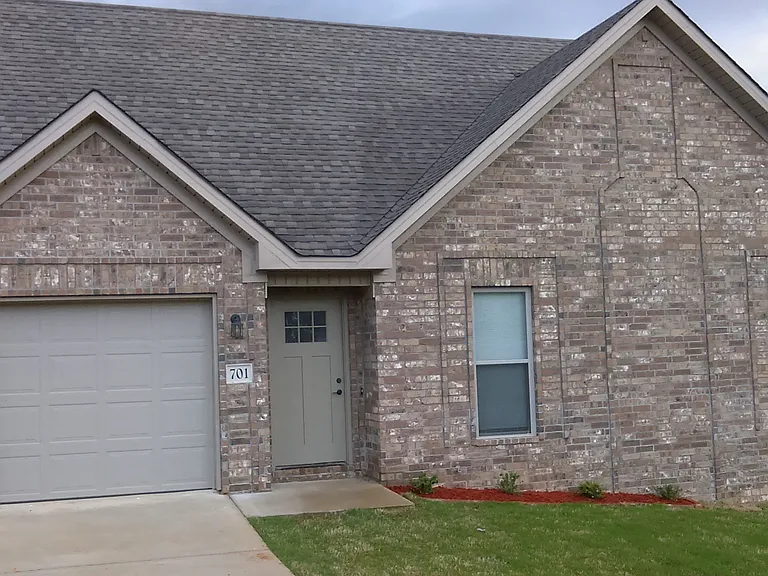 701 Mimosa Ct — Photo 1