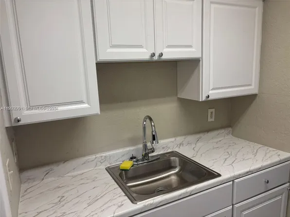 2750 Pierce St APT 3, Hollywood, FL 33020