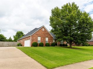 2000 N Hartford Dr, Fayetteville, AR 72701