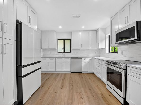 143 SE 27th Way #1