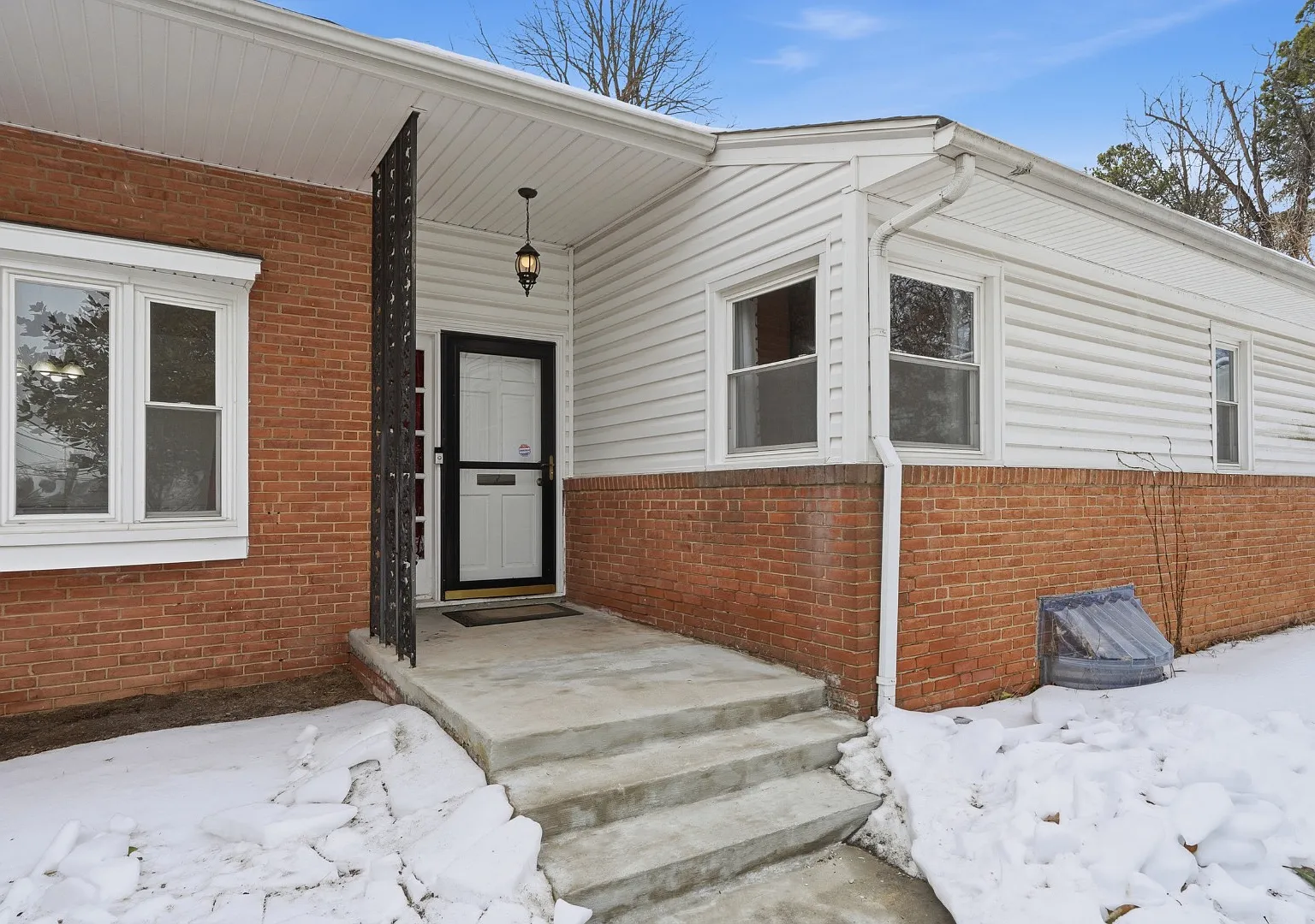 7211 Martins Ct — Photo 2