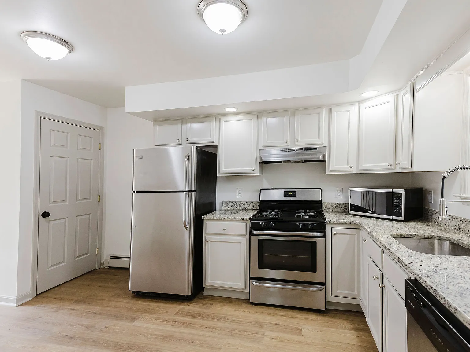 5 bed, 3.5 bath, 1821 sqft, $5,200 — Photo 4