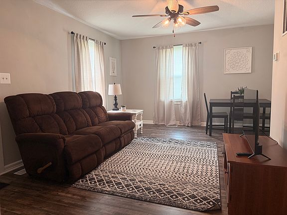 Large living room with Dining Table, 
Smart TV, Reclining Couch. Wifi Included.