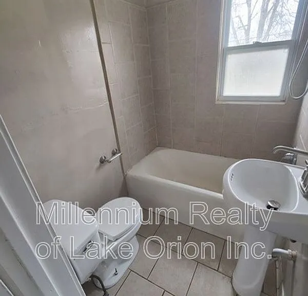 140 Summit St #2 — Photo 5
