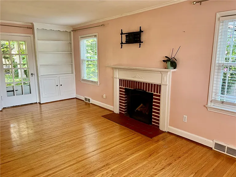1161 Winton Rd S — Photo 4