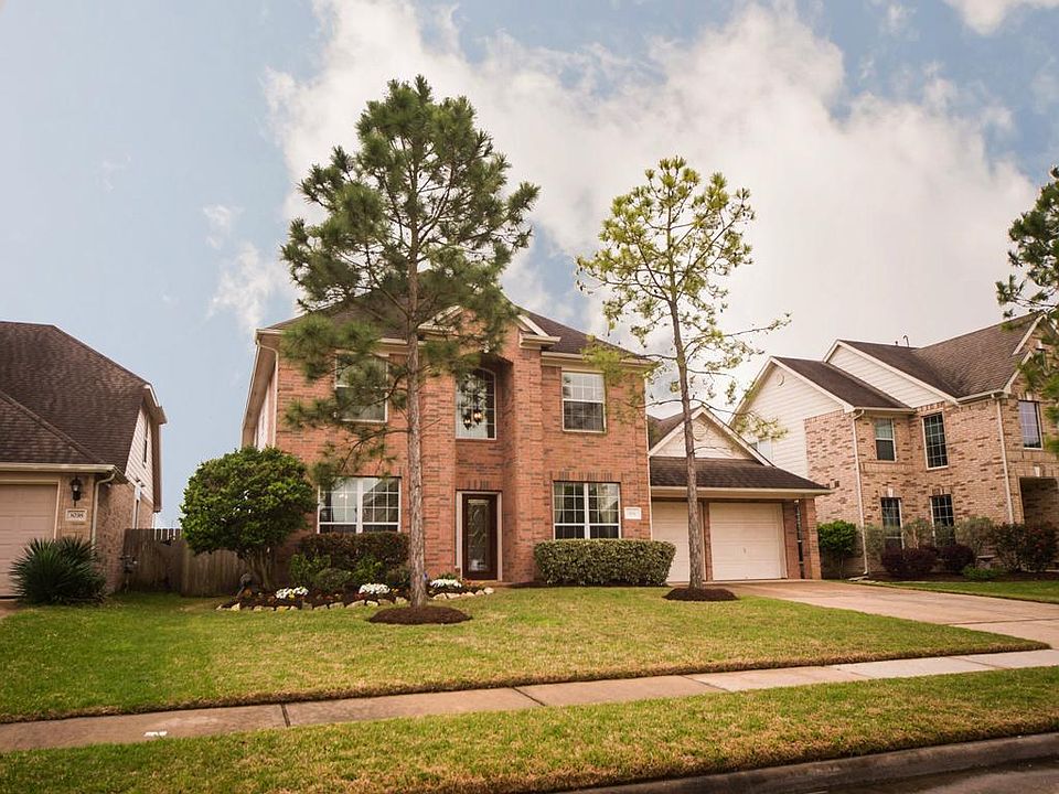 Welcome home to 3034 Summercrest drive. This home is located in the heart of Silverlake the premier 