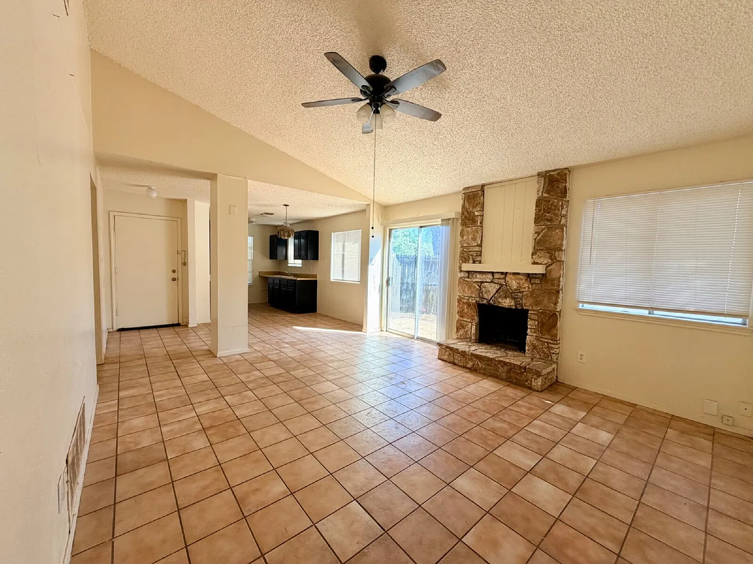 2 bed, 1.0 bath, 819 sqft, $1,295 — Photo 3