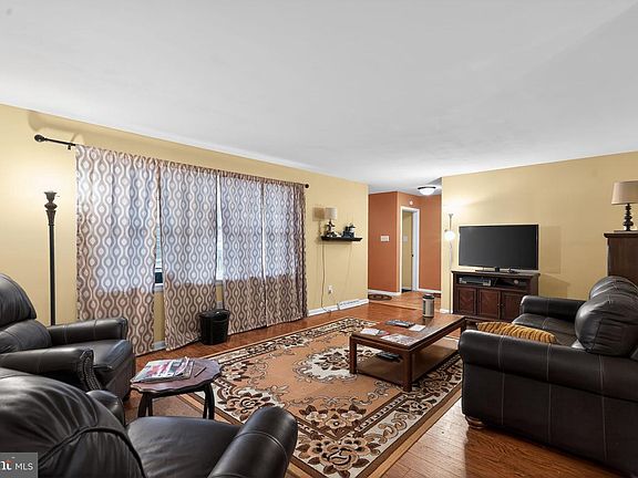 5th image of 2210 Wisteria Ave