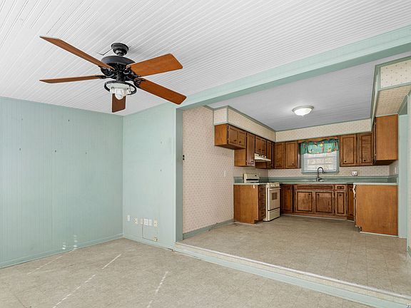5th image of 216 Devonshire