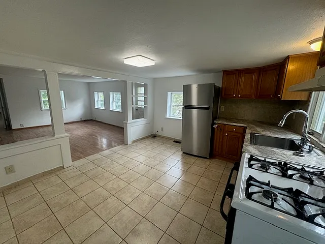 3 bed, 1120 sqft, $1,550 — Photo 3
