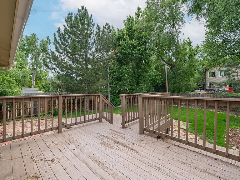 565 Wycliffe Dr — Photo 6