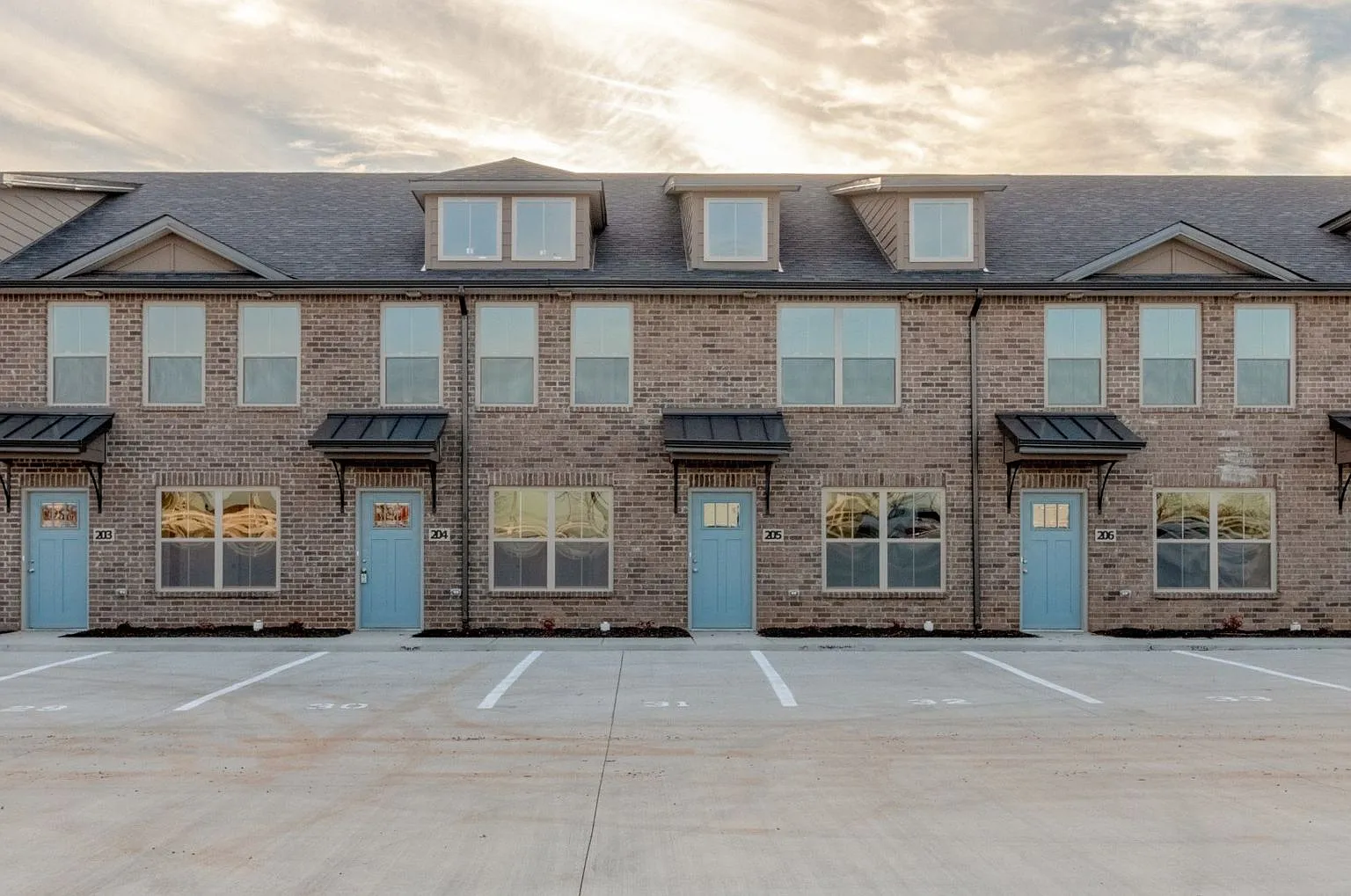 The Henry Place Luxury Townhomes For Rent! — Photo 3