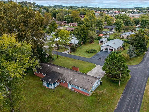 3rd image of 233 Estate Dr